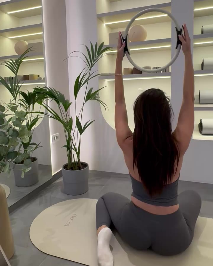 Vežbanje sa Nerra pilates ringom na prostirci